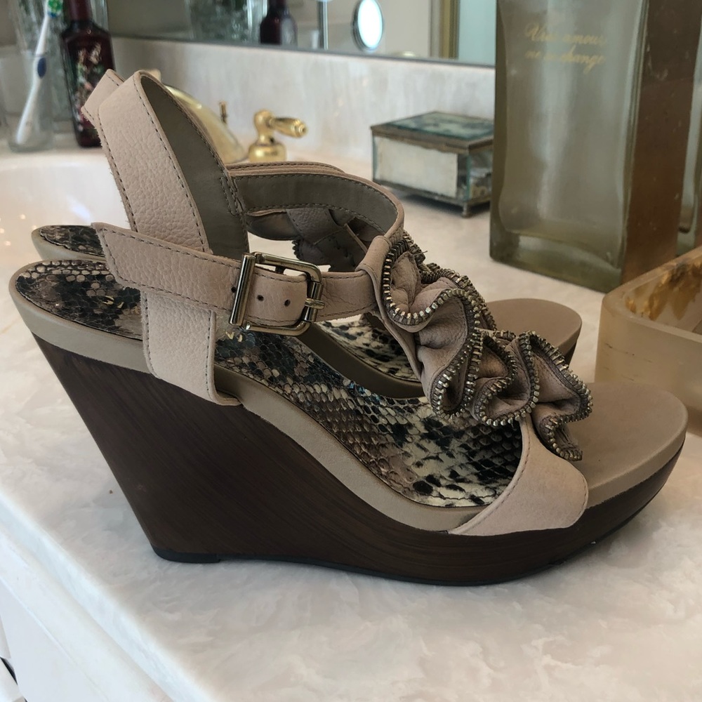 Gianni Bini Wedge Sandal, metal zipper ruffle detail, side buckle. Size 7.5. - Picture 4 of 13